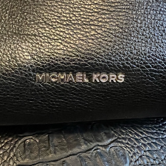 Michael Kors Brooklyn Large Shoulder Bag - Picture 11 of 15